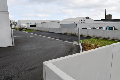 Keerwanden, betonnen wanden, CBS Beton, grondwerken, parking, bedrijf, omwalling, betonnen wanden 1