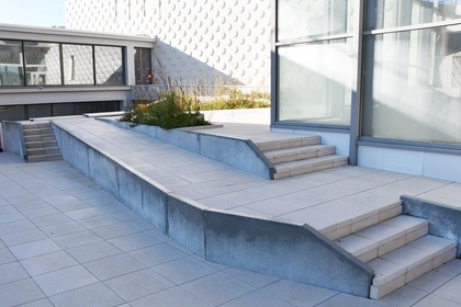 Keerwanden, Rolstoelgebruikers, schuine wanden, paden, CBS Beton, Theater Beauvais, dakterras