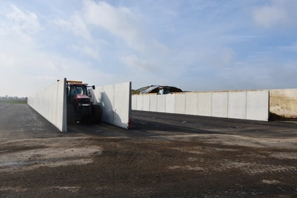 Op dit landbouwbedrijf in Rijkevorsel werden 24 U-wanden geplaatst en 37 T-wanden met als doel een volledige nieuwe sleufsilo te bouwen met twee kamers. Het voordeel van de U-wanden en T-wanden is een snelle plaatsing, afgeronde bovenkant en ideaal voor afwatering.