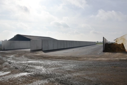 Op dit landbouwbedrijf in Rijkevorsel werden 24 U-wanden geplaatst en 37 T-wanden met als doel een volledige nieuwe sleufsilo te bouwen met twee kamers. Het voordeel van de U-wanden en T-wanden is een snelle plaatsing, afgeronde bovenkant en ideaal voor afwatering. 2