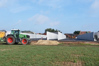 Op dit landbouwbedrijf in Rijkevorsel werden 24 U-wanden geplaatst en 37 T-wanden met als doel een volledige nieuwe sleufsilo te bouwen met twee kamers. Het voordeel van de U-wanden en T-wanden is een snelle plaatsing, afgeronde bovenkant en ideaal voor afwatering. 3