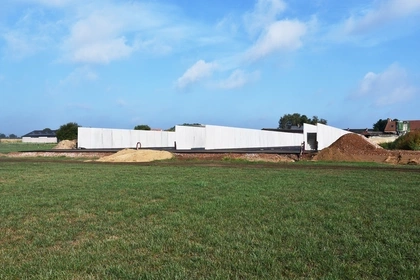 Op dit landbouwbedrijf in Rijkevorsel werden 24 U-wanden geplaatst en 37 T-wanden met als doel een volledige nieuwe sleufsilo te bouwen met twee kamers. Het voordeel van de U-wanden en T-wanden is een snelle plaatsing, afgeronde bovenkant en ideaal voor afwatering. 4