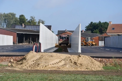 Op dit landbouwbedrijf in Rijkevorsel werden 24 U-wanden geplaatst en 37 T-wanden met als doel een volledige nieuwe sleufsilo te bouwen met twee kamers. Het voordeel van de U-wanden en T-wanden is een snelle plaatsing, afgeronde bovenkant en ideaal voor afwatering. 5