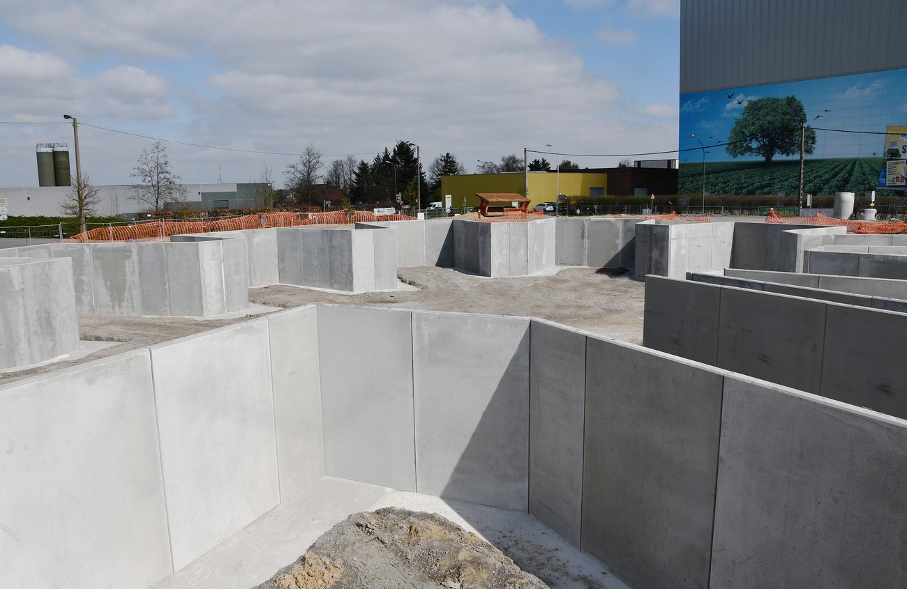 L-KEERWANDEN VOOR EEN CONTAINERPARK