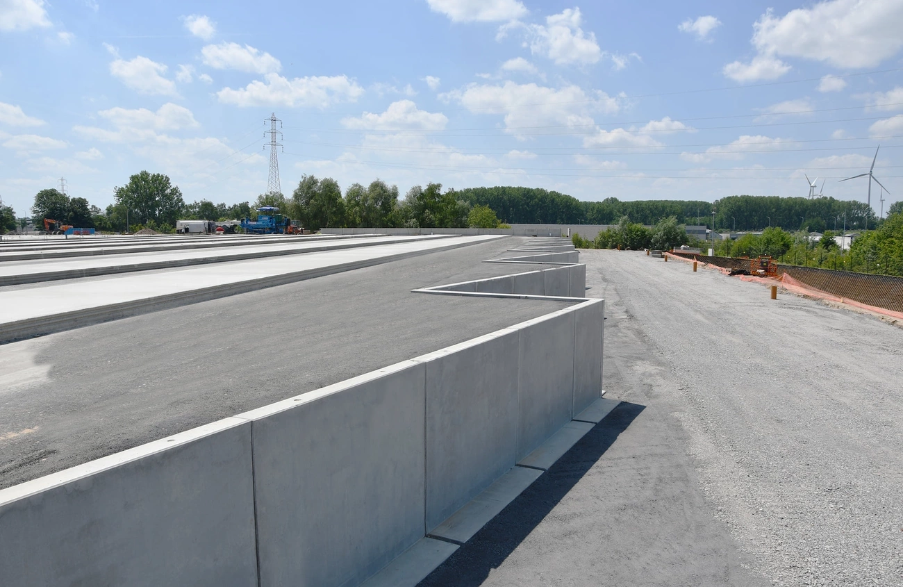 Stützmauern und Betonelementen für LKW-Laderampen