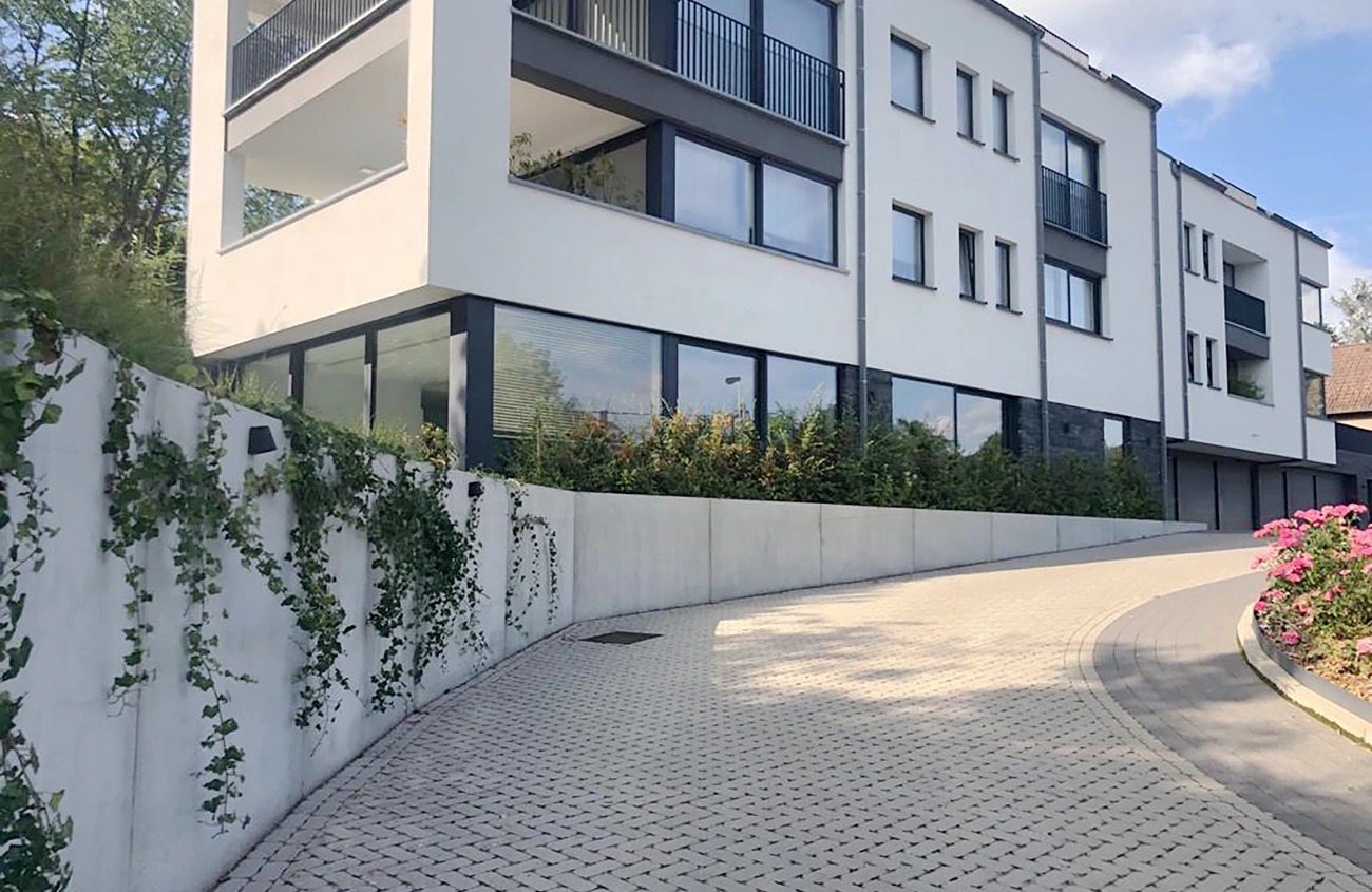 Keerwanden oprit appartementen