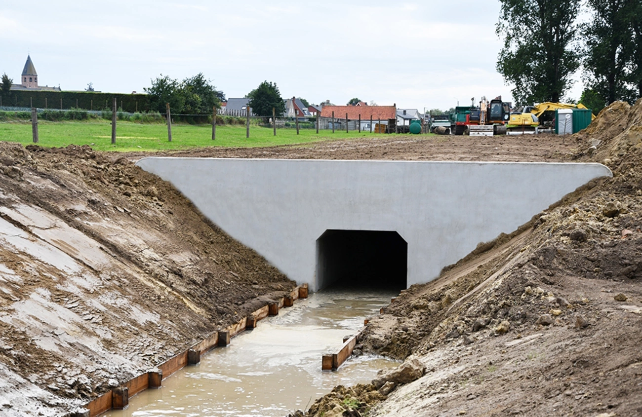  EEN KOPMUUR VAN 16 TON GEPLAATST TE MARKEGEM.