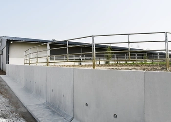 Für dieses Reitsportzentrum wurden 134 Meter CLF10GS-Stützwände und 4 feste Ecken für den Bau einer professionellen Pferderennbahn gesetzt.