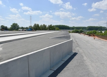 Stützmauern und Betonelementen für LKW-Laderampen