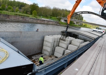 TRANSPORT MODULOBLOC VIA DE WATERWEGEN.