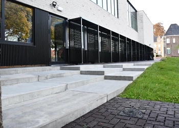  TRAPTREDEN BIJ EEN ONTMOETINGSCENTER