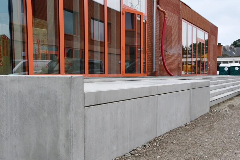 Betonnen Stapstenen, Keerwanden, CBS Beton, Architectuur, trappen, zitbanken 