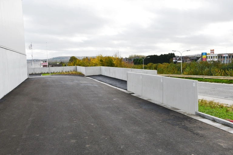 Keerwanden, betonnen wanden, CBS Beton, grondwerken, parking, bedrijf, omwalling, betonnen wanden