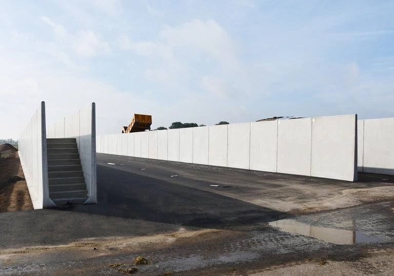Op dit landbouwbedrijf in Rijkevorsel werden 24 U-wanden geplaatst en 37 T-wanden met als doel een volledige nieuwe sleufsilo te bouwen met twee kamers. Het voordeel van de U-wanden en T-wanden is een snelle plaatsing, afgeronde bovenkant en ideaal voor afwatering. 1